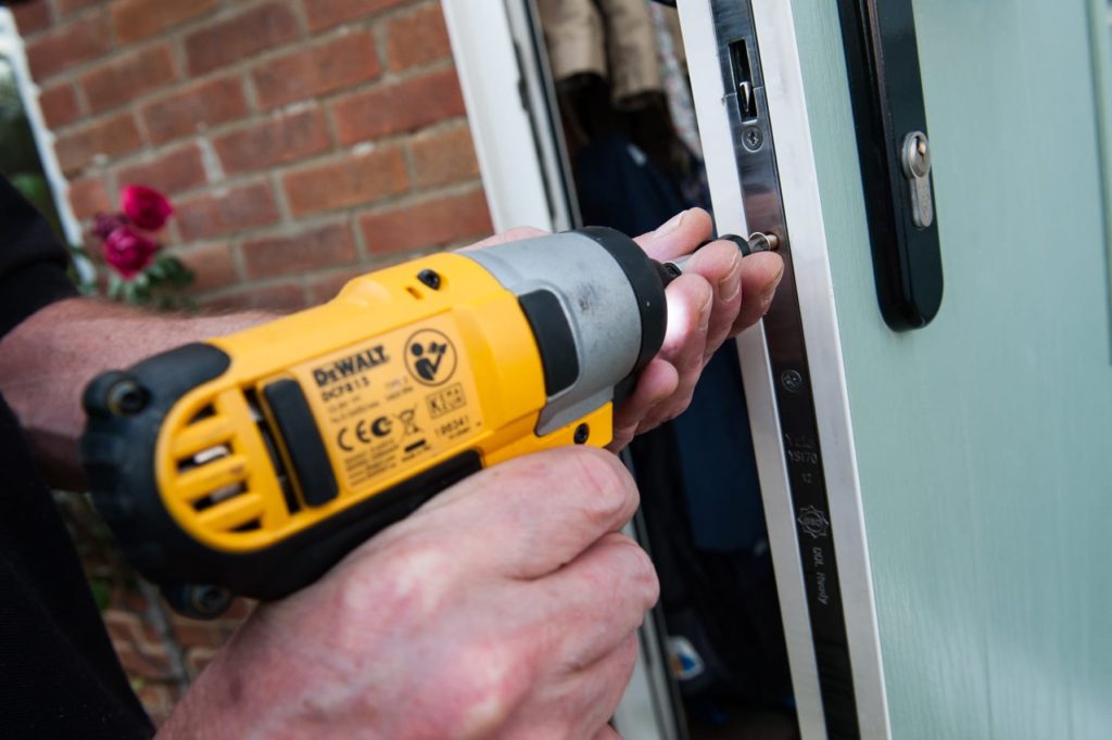 Установка замков входных дверей с выездом в Лисках